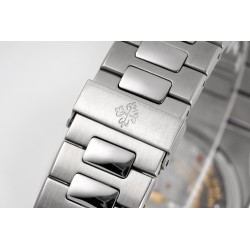 Patek Philippe Nautilus en Acero con Complicaciones de Calendario y Fases Lunares - Elegancia y Funcionalidad Atemporal