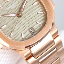 Patek Philippe Nautilus en Oro Rosa con Esfera Verde Oliva - Refinamiento y Estilo Contemporáneo